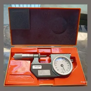 MITUTOYO Micrómetro exterior con reloj 510-301 0–25 mm