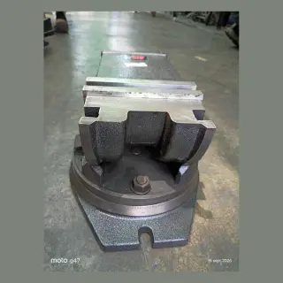 Mordaza / tornillo de banco basculante 160 mm